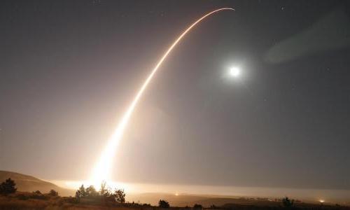 民兵III洲际弹道导弹正在太平洋上空发射