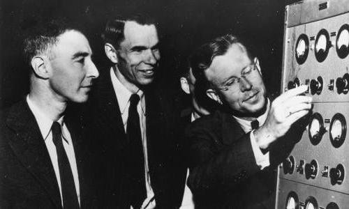 Dr. 欧内斯特·阿. Lawrence, Director of the University of California Radiation Laboratory, Dr. 格伦·T. Seaborg, head of the Chemistry Division of the Laboratory, 和 Dr. J. Robert Oppenheimer, a theoretical physicist on the Berkeley facility. c. 1946